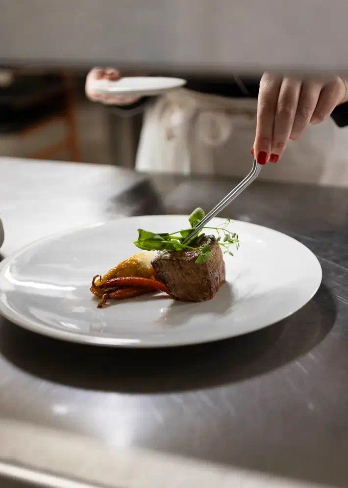 Zoom sur le dressage d&rsquo;une assiette gastronomique - Restaurant gastronomique Rodez – Hôtel le Sénéchal