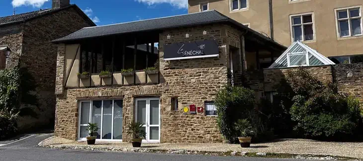 Devanture en pierre de l&rsquo;hôtel Le Sénéchal entre rodez et albi
