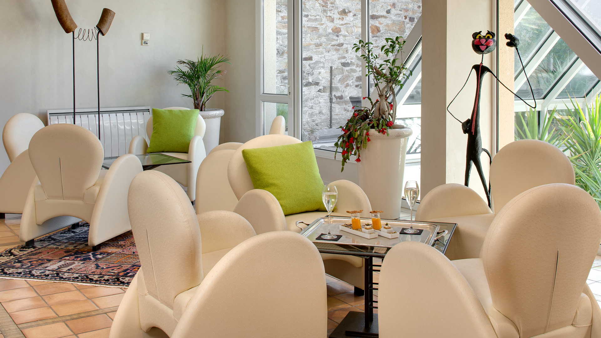 Salon avec fauteuils blancs dans l'hôtel Le Sénéchal entre rodez et albi